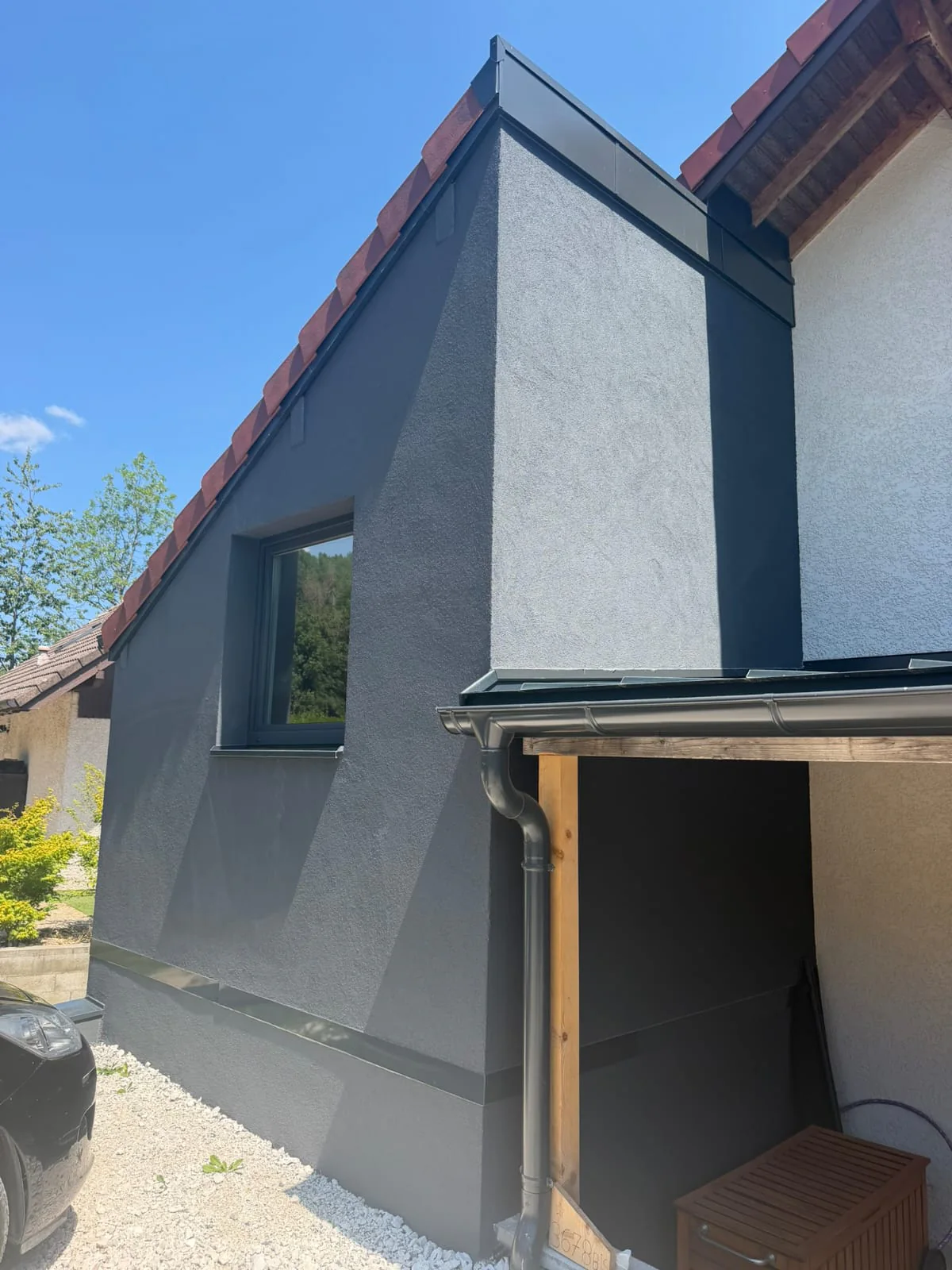 Extension de maison terminée, enduit de finition gris anthracite