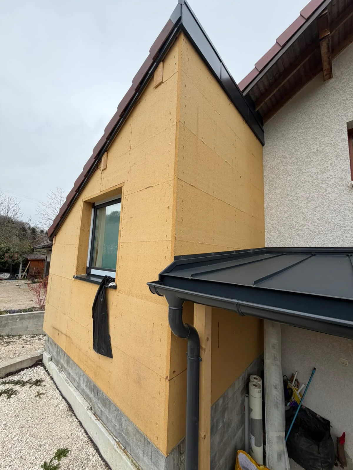 Extension de maison recouverte de panneaux isolants avant l’enduit de finition