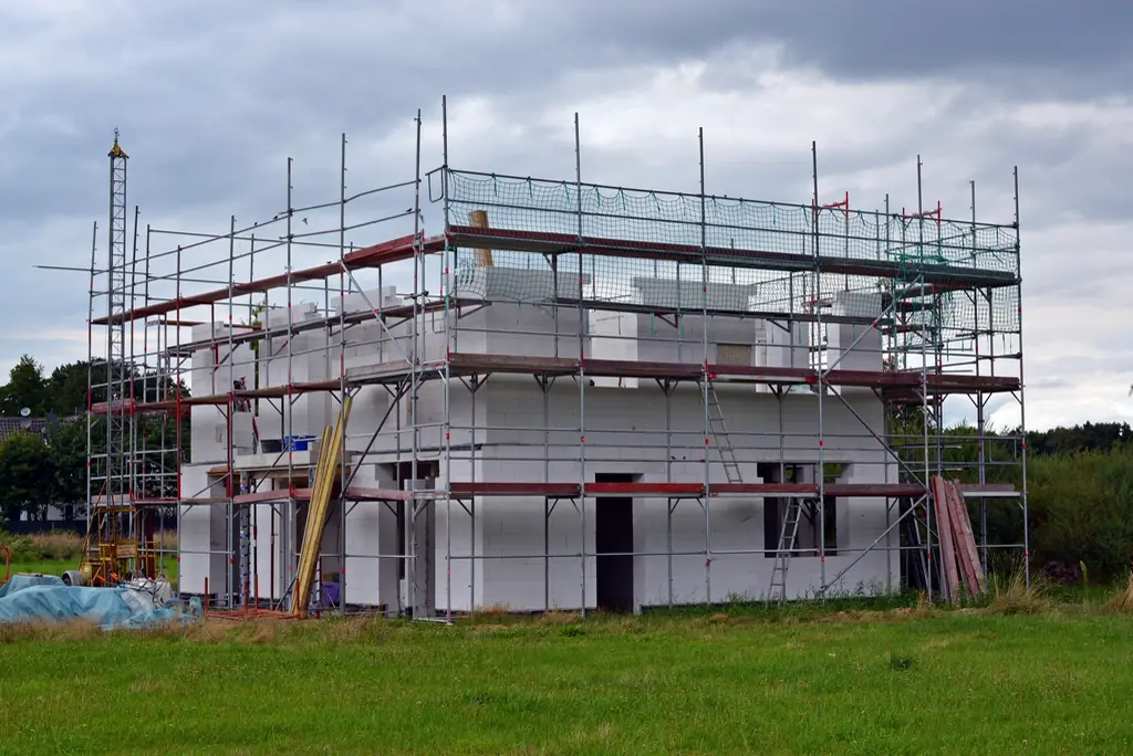 Maison en travaux entourée d’un échafaudage