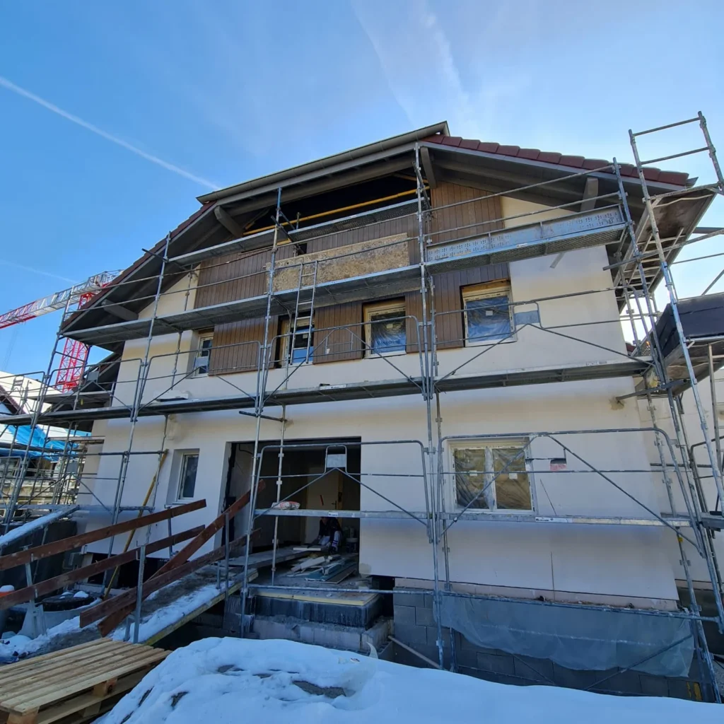 Façade d’immeuble en cours de rénovation, entourée d’un échafaudage