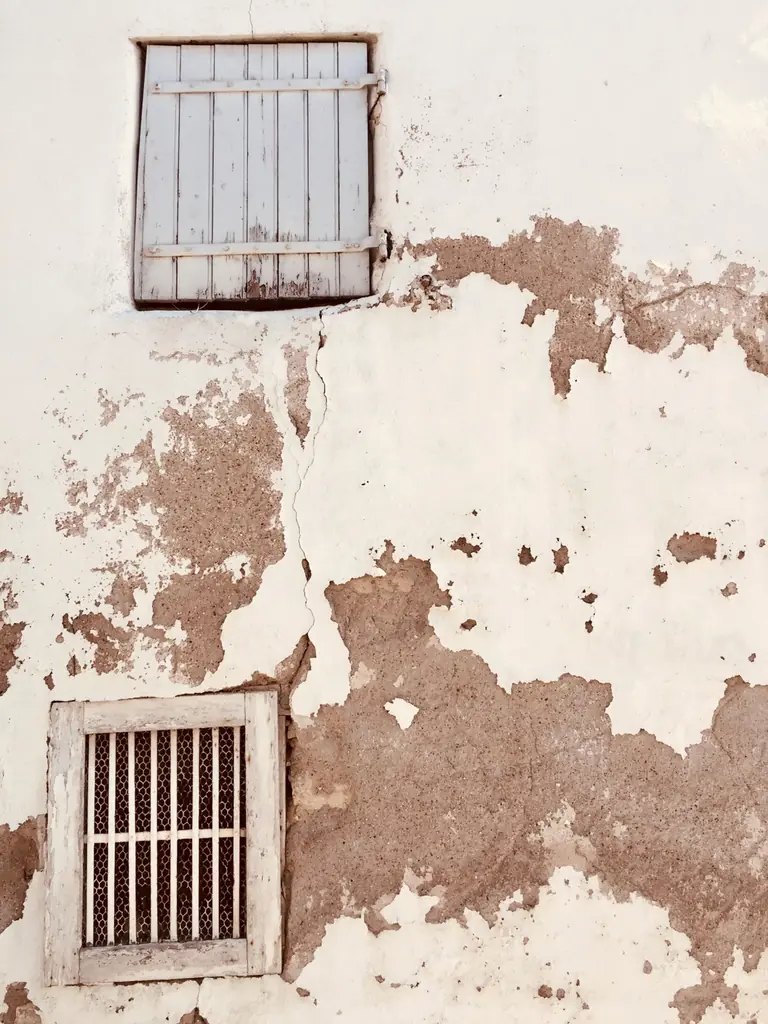 Ancien mur à l’enduit écaillé, support à reprendre avant finition