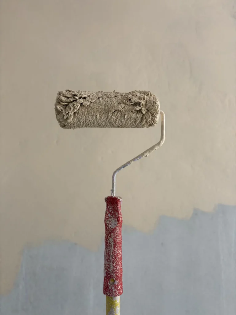 Rouleau appliquant une peinture claire sur un mur intérieur