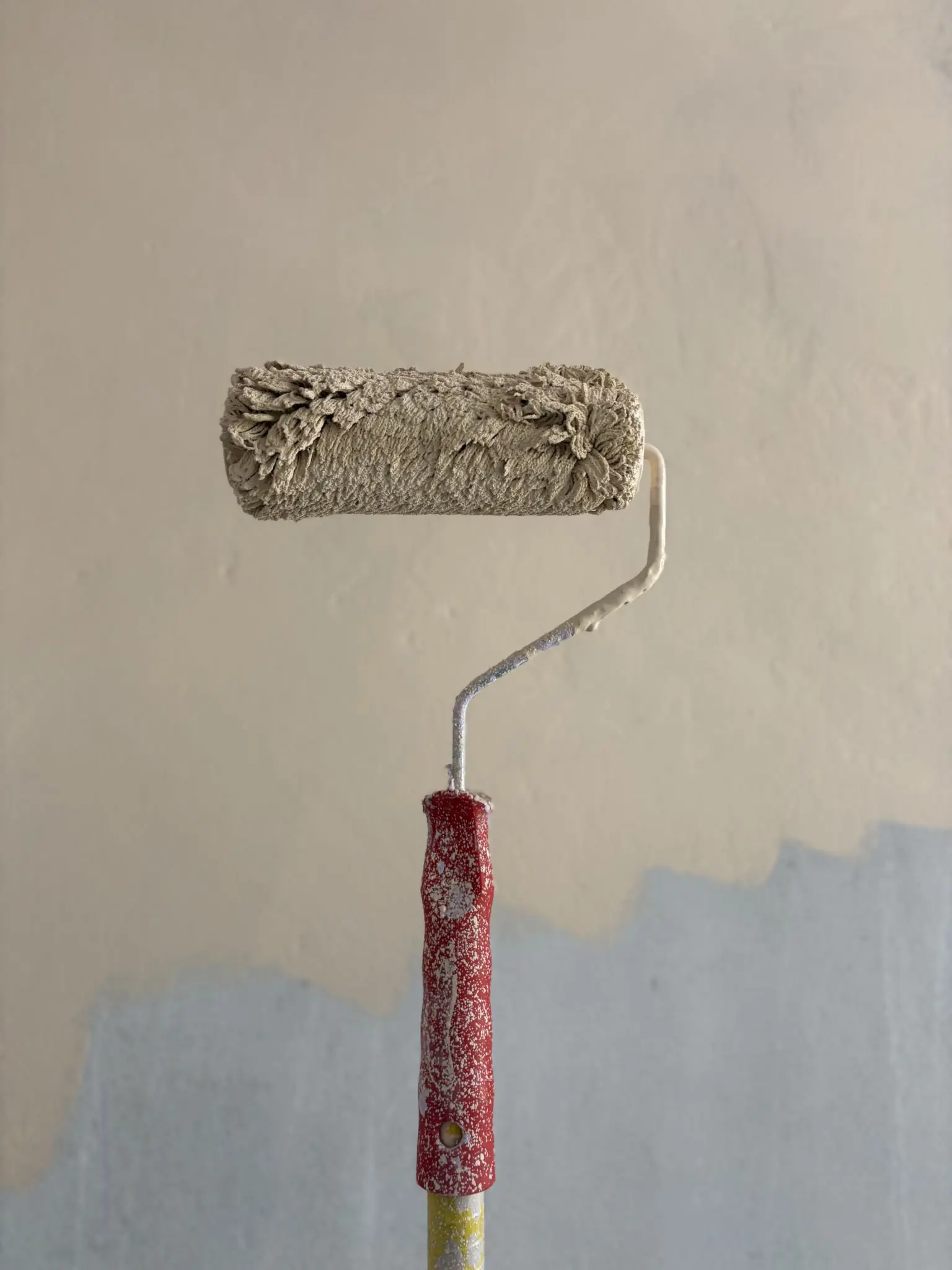Rouleau appliquant une peinture claire sur un mur intérieur