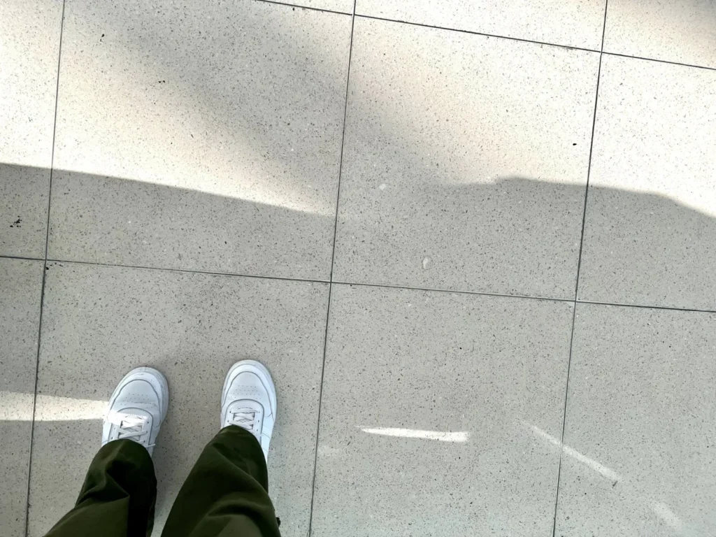 Sol en grands carreaux gris clair