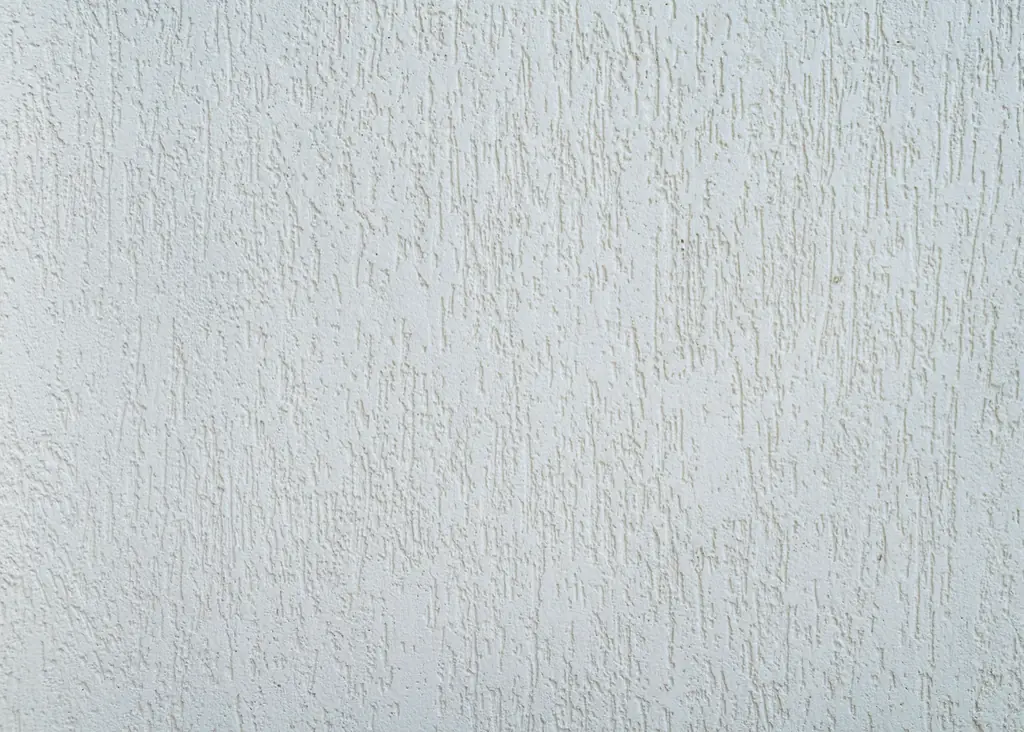 Surface murale blanche à la texture d’enduit
