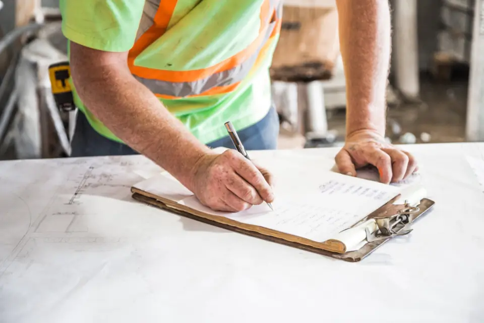 Échange autour de plans de travaux